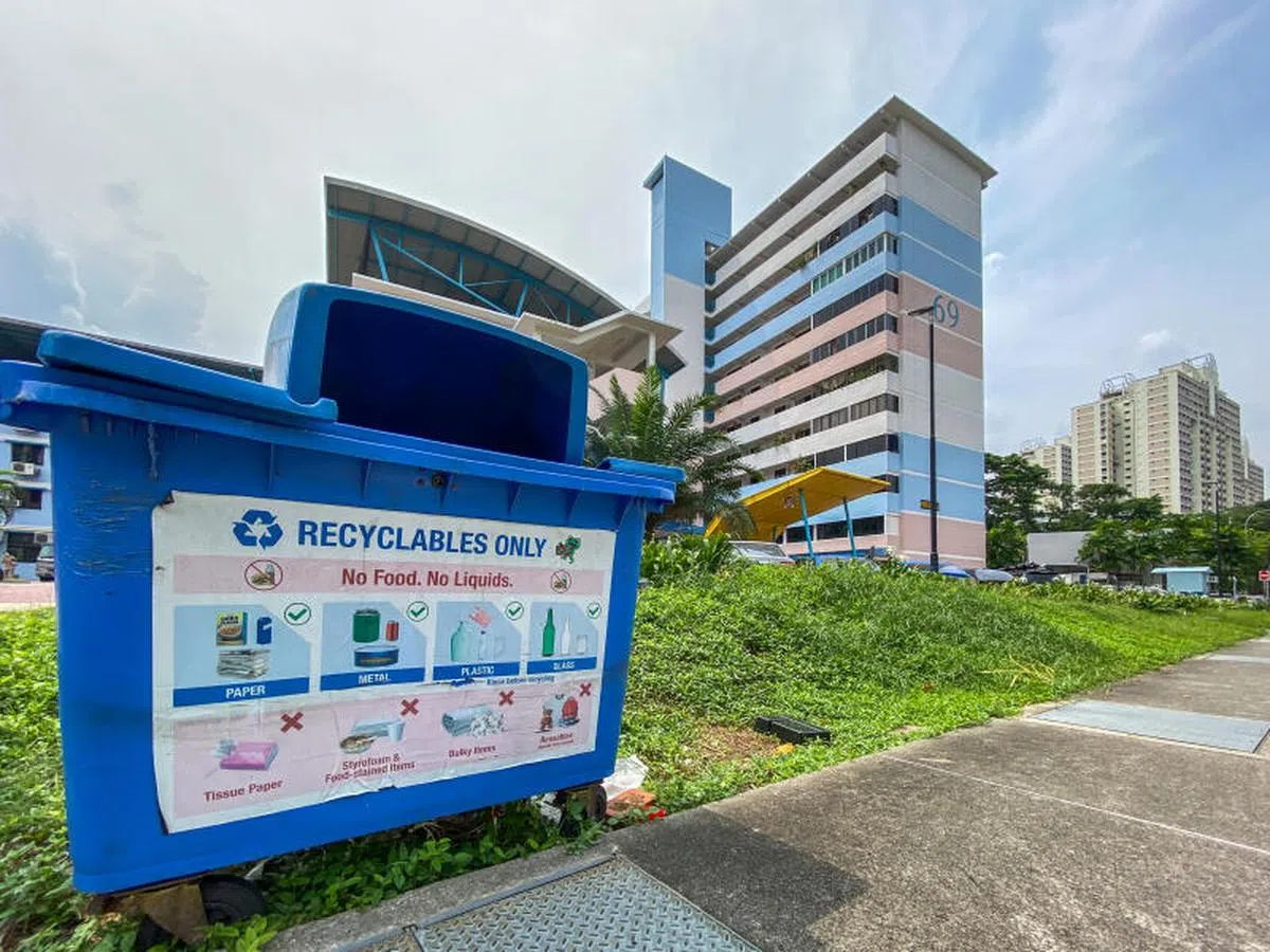 蓝色回收箱。（联合早报）