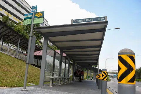 去年被偷掉板凳的布莱德路编号第52051号巴士车站。（海峡时报）