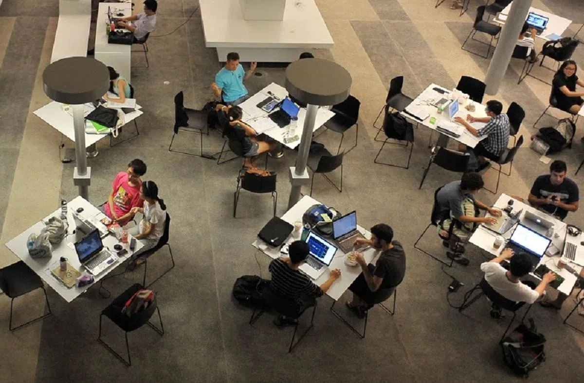 专家认为，过度依赖发短信意味着他们缺乏“表情管理”等社交提示，也会少了很多学习和练习社交技能的机会，结果在与人相处时不免会出现摩擦。（海峡时报）