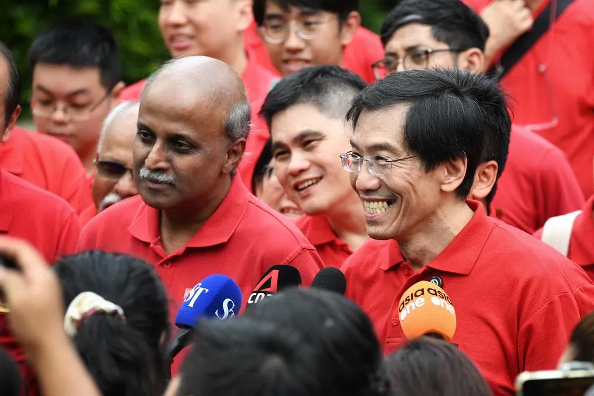 3月23日，淡马亚（左一）与新加坡民主党秘书长徐顺全（左三）走访三巴旺西单选区后，接受媒体访问。（海峡时报）