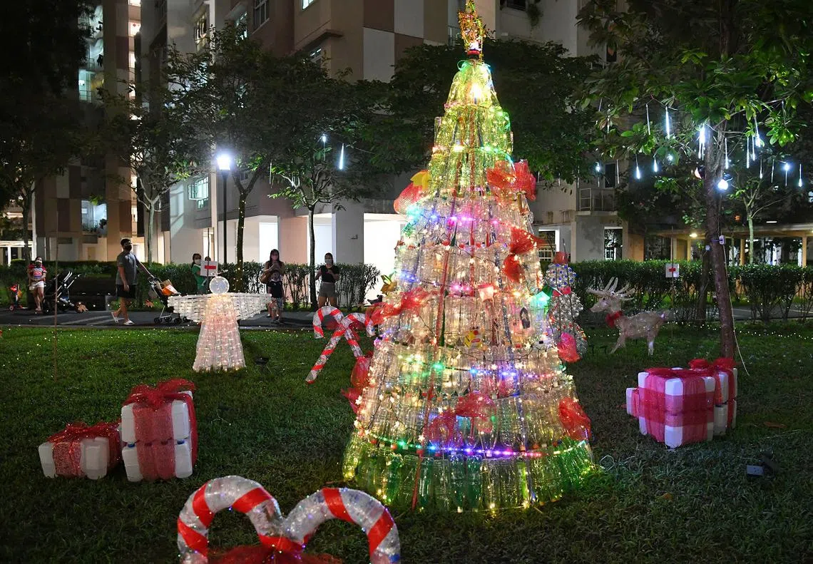 佳节将近，圣诞灯饰走入邻里，但不是每个人的心情都一样亮丽。（海峡时报）