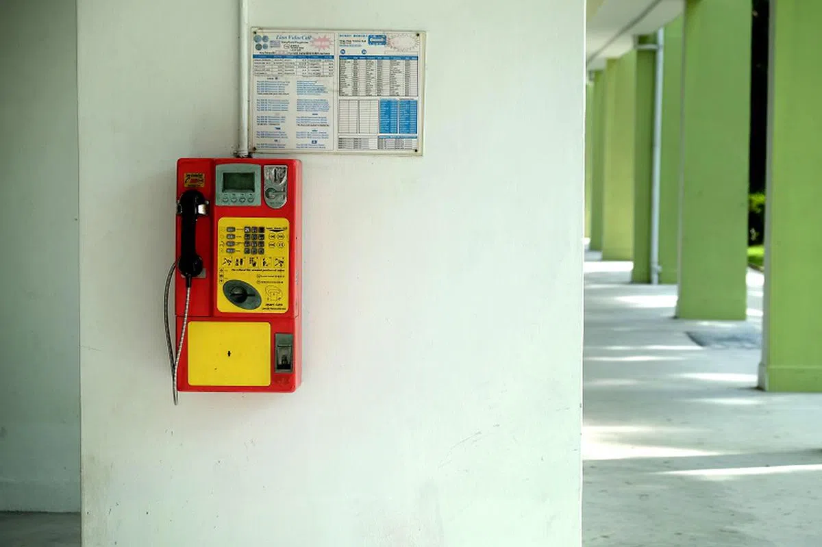 装置在组屋底层的公共电话。（联合早报档案照片）