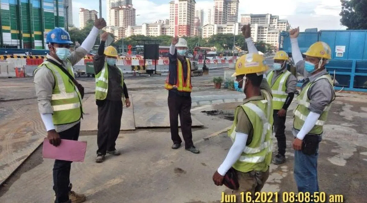  Impel建筑公司的客工。（ItsRainingRaincoats面簿） 