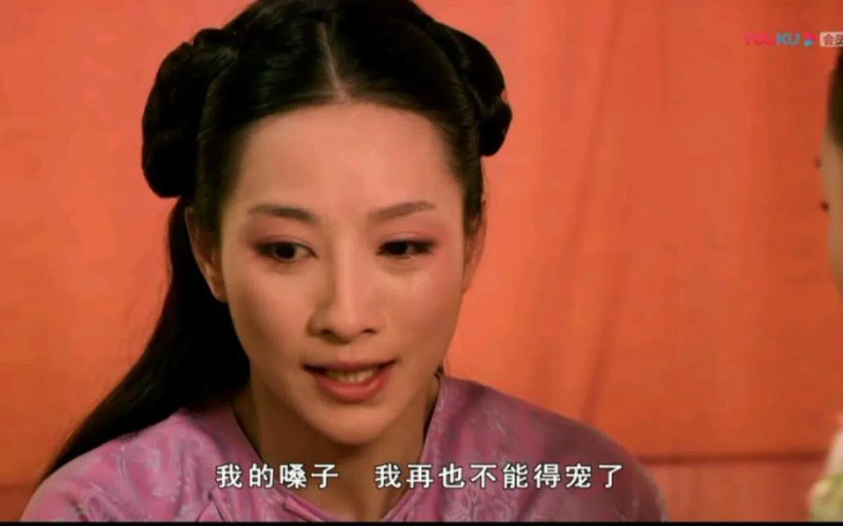 《甄嬛传》中安陵容醒来发现嗓子被仇敌所毁的画面让不少确诊者心有戚戚焉。（互联网）