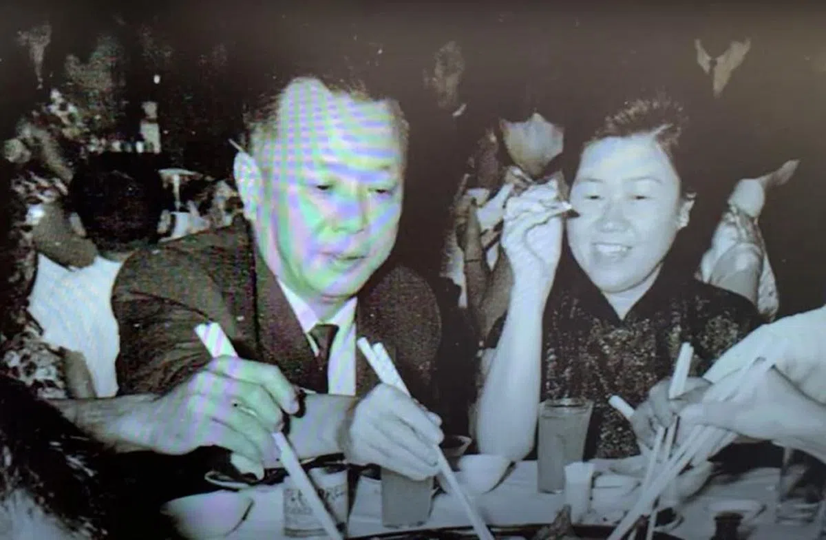 邬惠贞20岁时嫁给了丈夫胡铁君。（受访者提供）