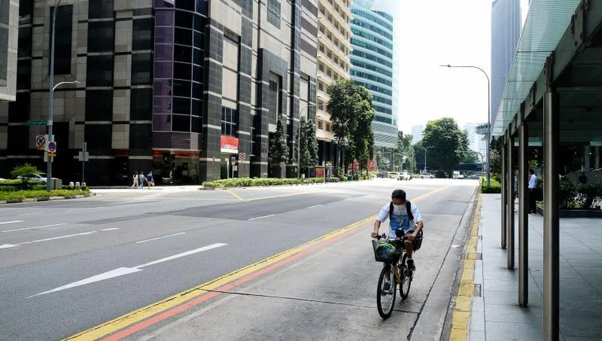 我国至今仍以居家办公为既定工作模式。图为冷清的中央商业区。（联合早报）