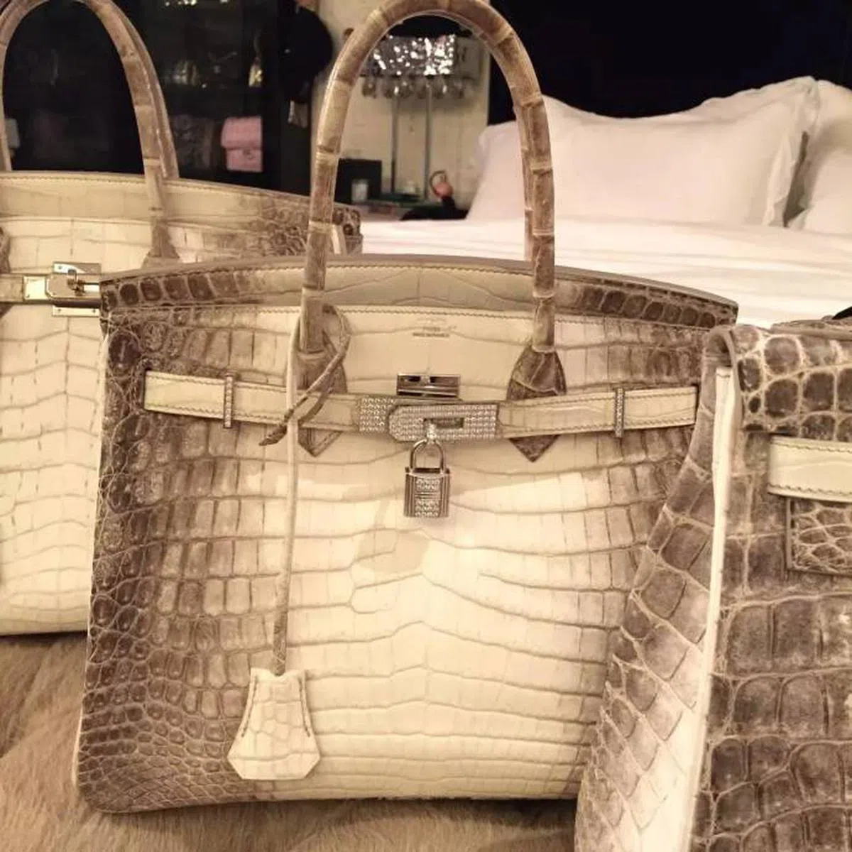  可是镶钻的哦。（互联网） 