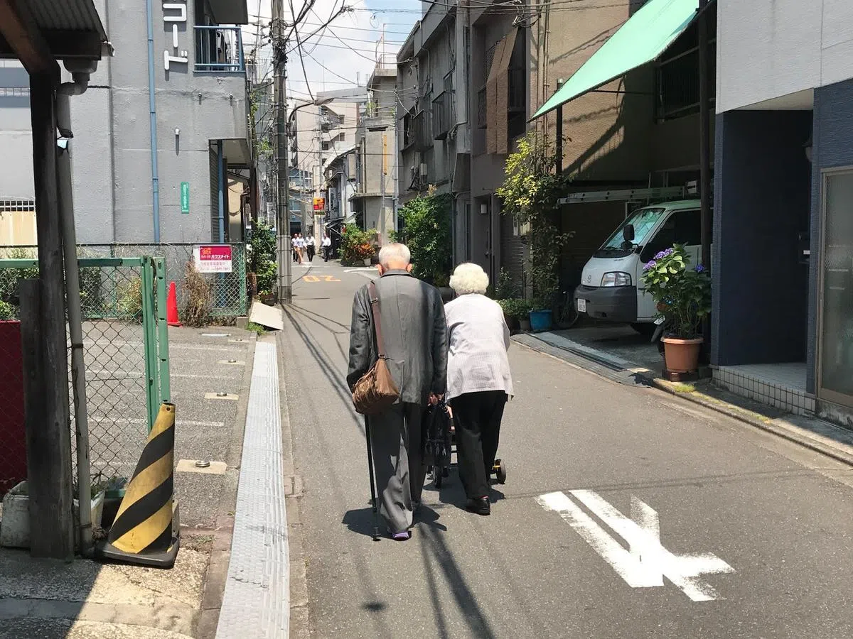  我能想到最幸福的事，就是和你一起慢慢变老。（互联网） 