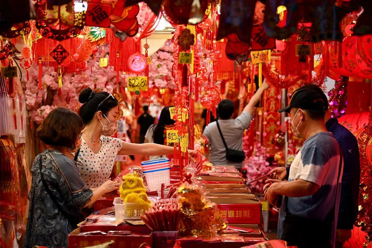 牛车水售卖春联和新年装饰物的商店门庭若市生意很好。（海峡时报）