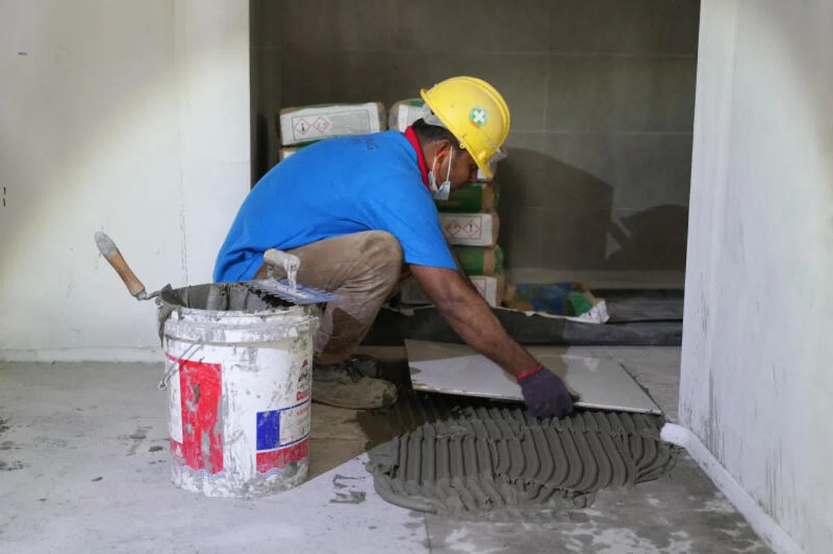 铺地砖。（联合早报）