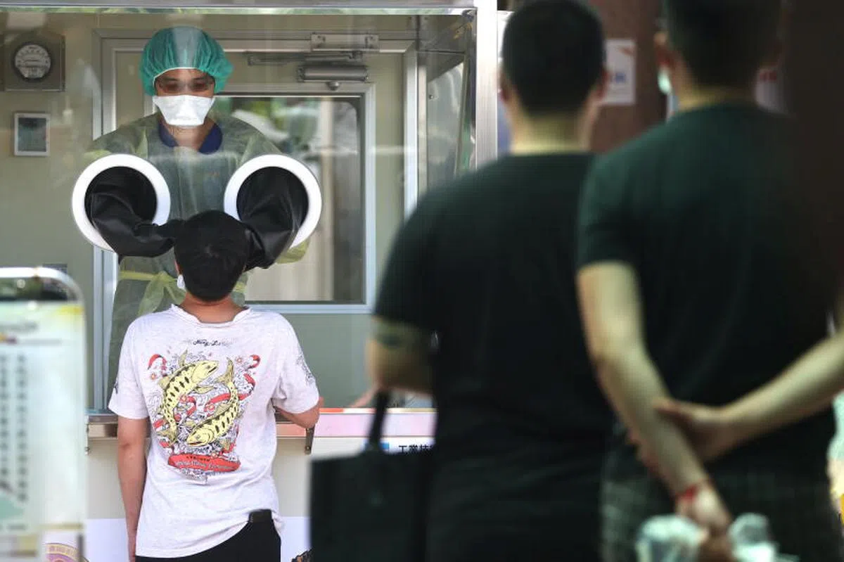  防疫人员为台北市民进行快筛检测。（路透社） 