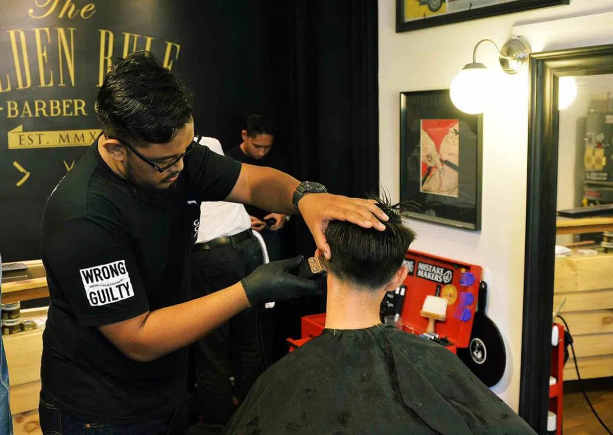 优秀的理发师除了以高超手艺照顾顾客的形象，也善于跟顾客互动。（每日新闻）