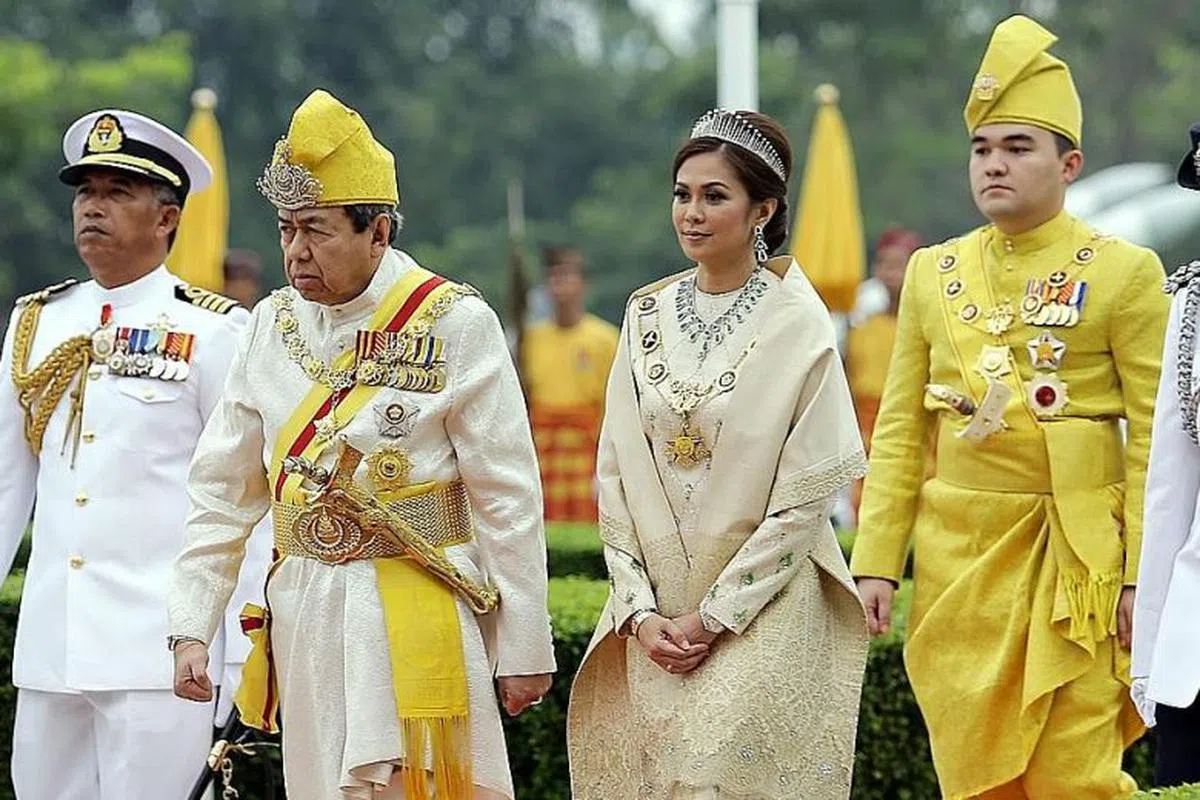  雪州苏丹沙拉夫丁（左二）与家人盛装出席他的71岁生日宴会。（星报） 