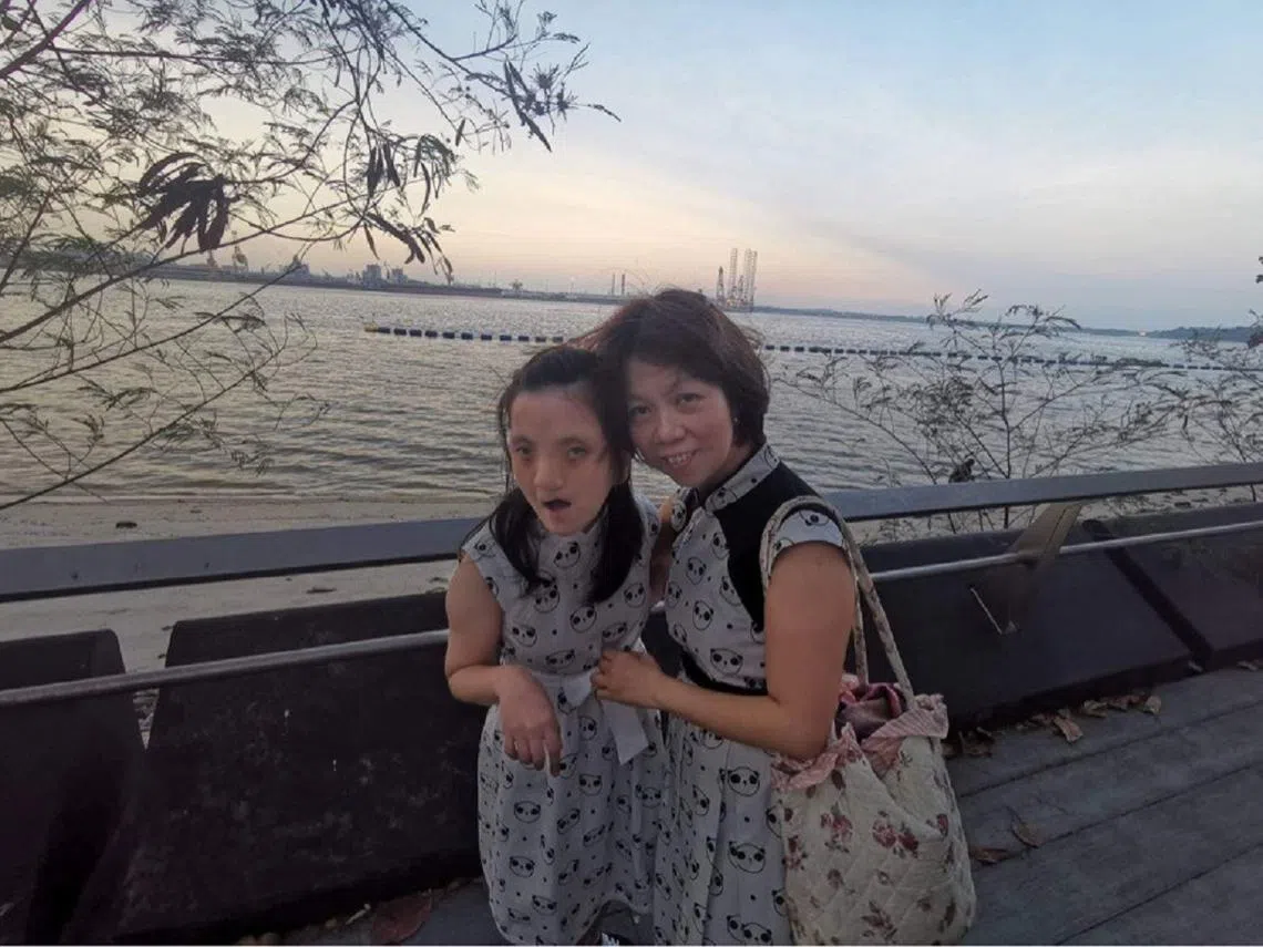 郭秋华（右）与28岁的特需女儿洪敏。（郭秋华提供）