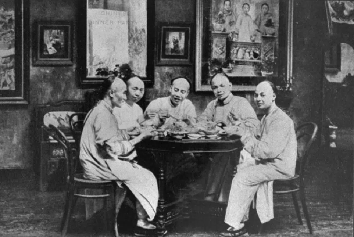  聚在一起共进晚餐的本地华族先辈。（国家档案馆） 