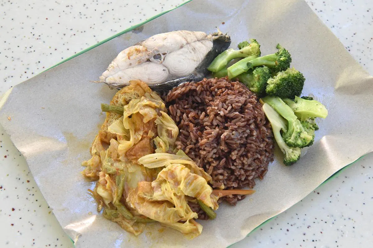 公众反映，在小贩中心找不到含有大份蔬菜的食物，若主动要求加菜就得额外付费。（海峡时报）