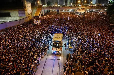 反送中抗议现场，如此拥挤的人群都能迅速让开一条车道给救护车。（互联网）