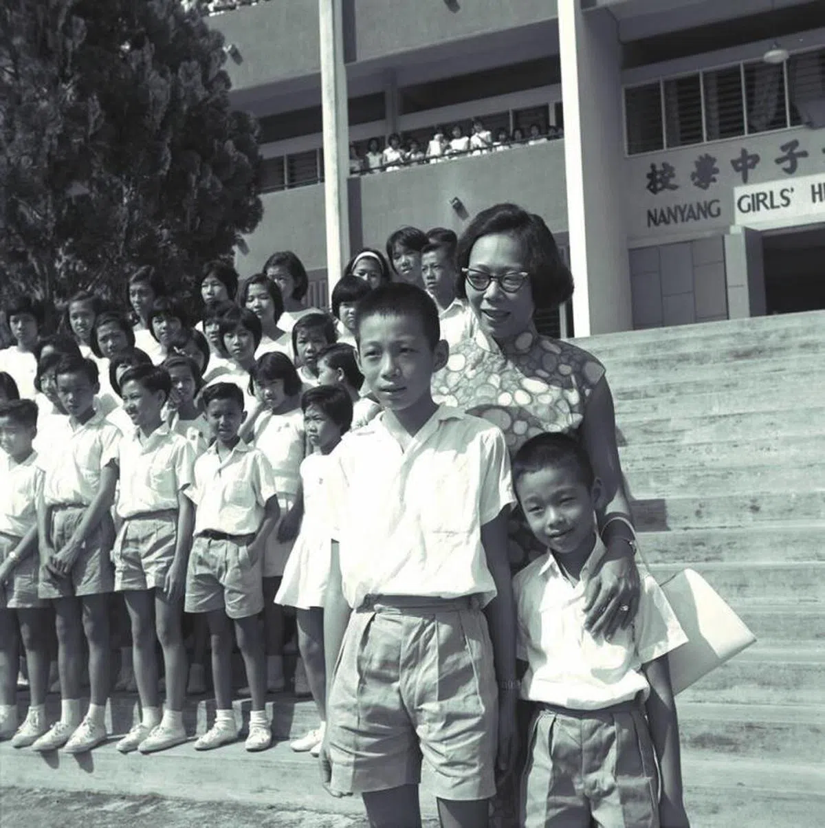  11岁的李显龙总理与母亲柯玉芝和弟弟李显扬摄于南洋女子中学校前面。（资料图） 