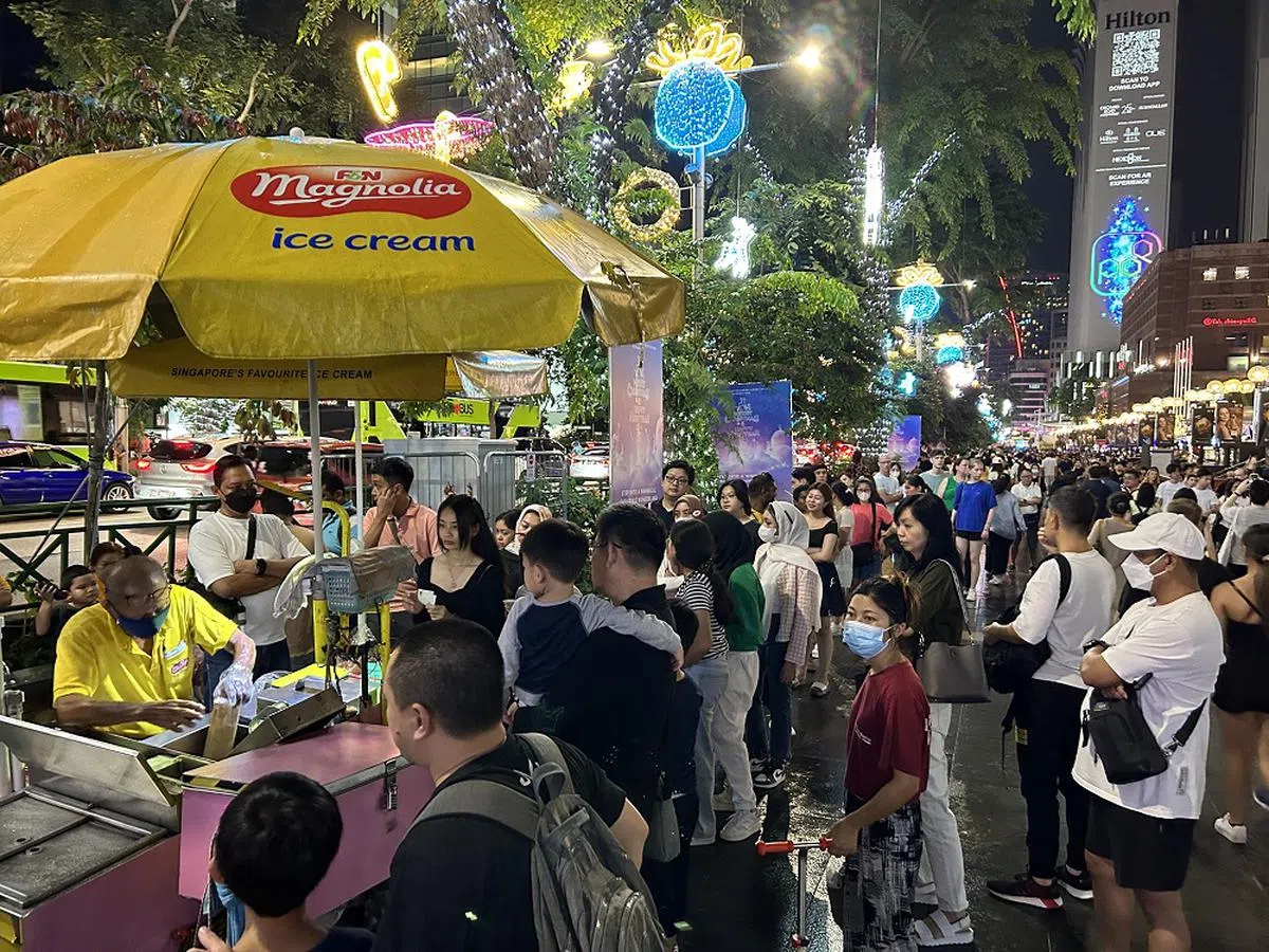 圣诞节长周末，乌节路的冰淇淋小贩生意特别好。（红蚂蚁摄）