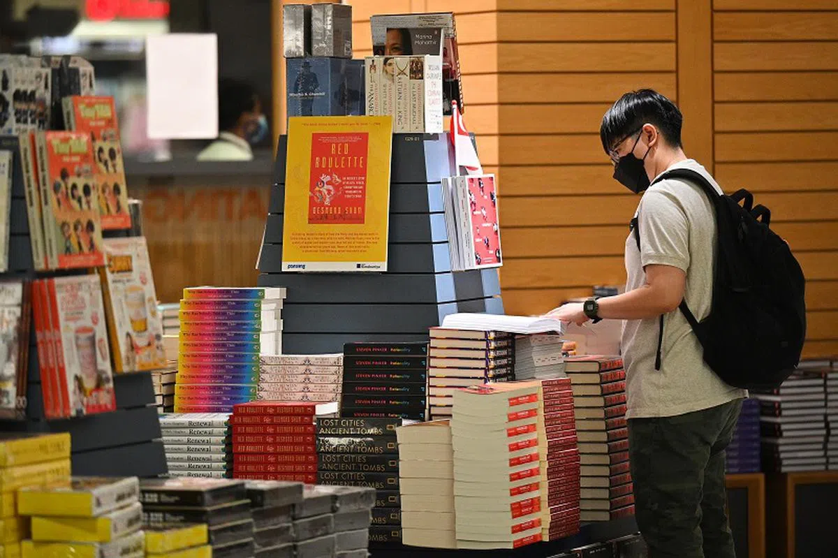 一些实体书店业者担心，消费税进一步上调促使消费者缩紧预算，生意可能会受到冲击。（海峡时报）