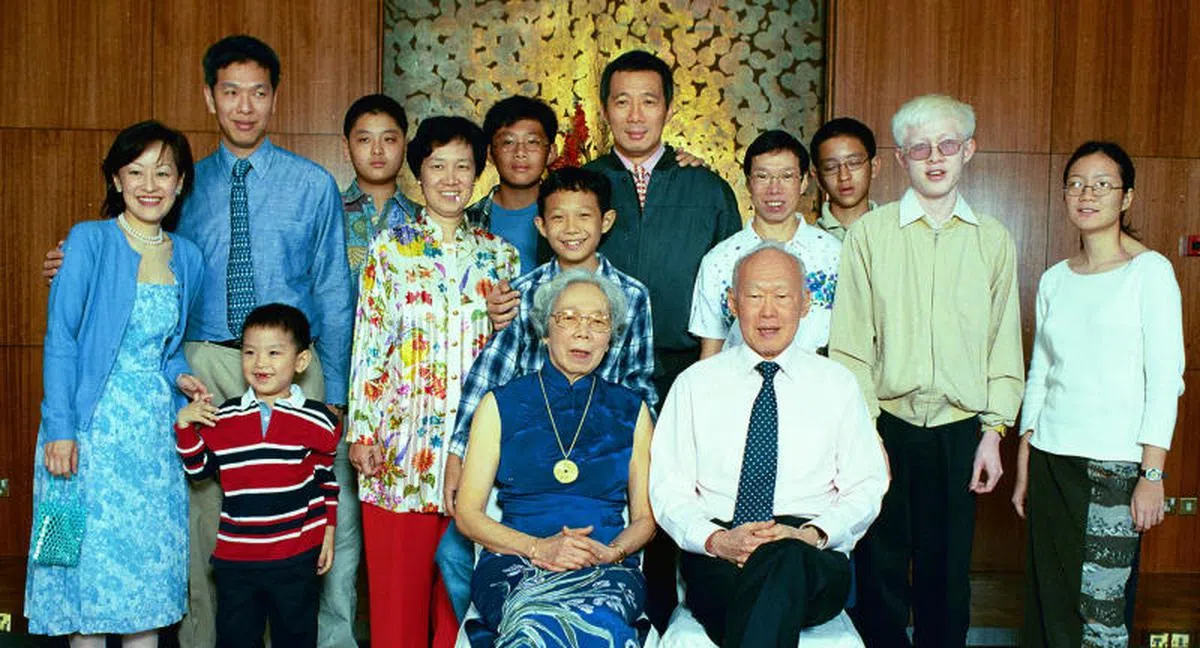  李家全家福摄于2000年。（海峡时报） 