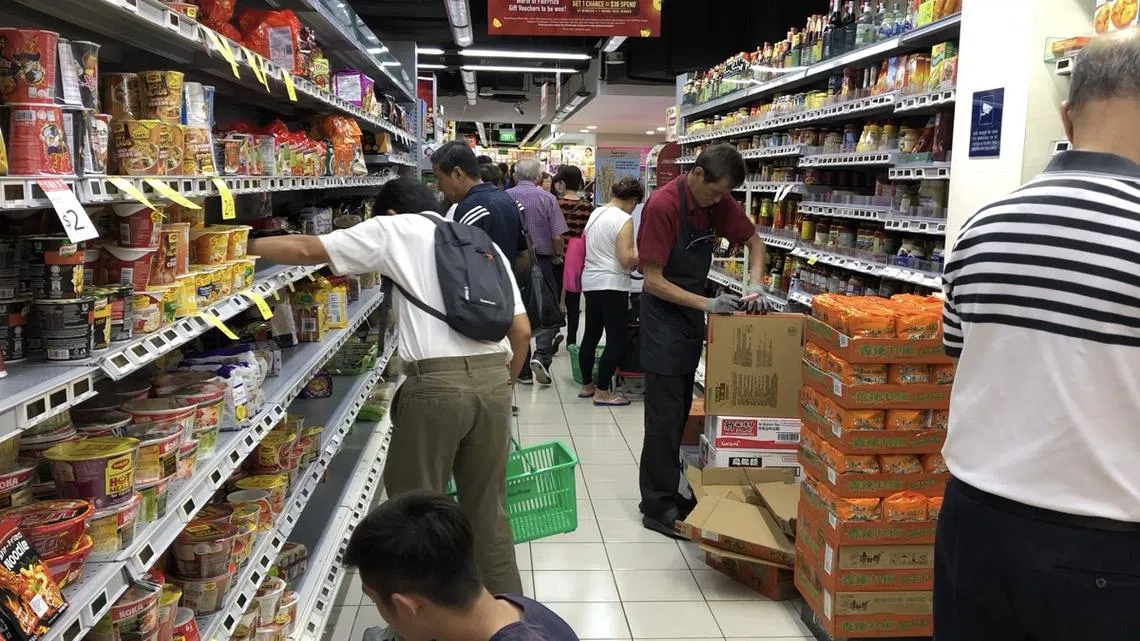 2月8日下午1点左右的职总平价超市，快熟面区架子上货源充足，工作人员正在不断补货。（红蚂蚁摄）