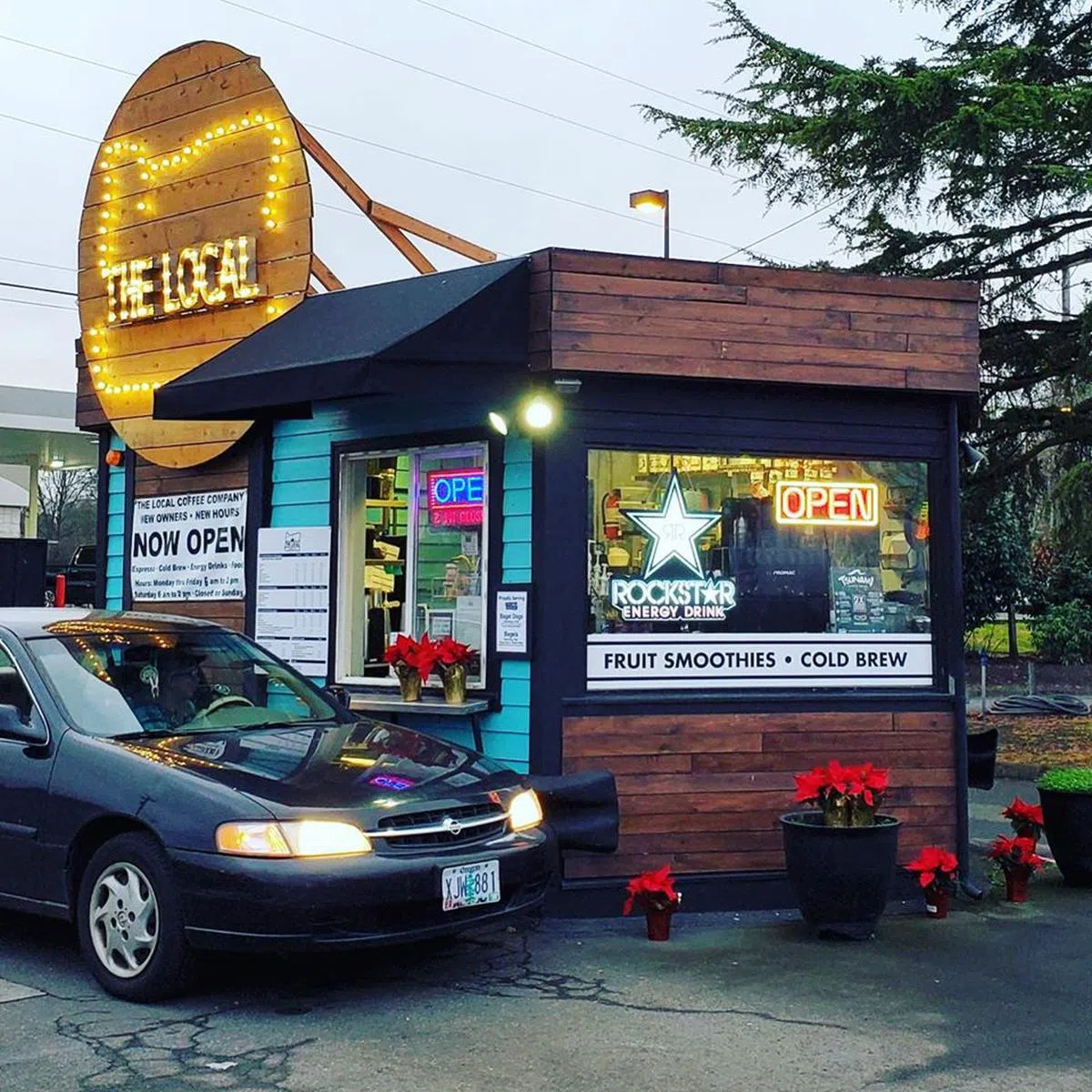  “本地咖啡店”的免下车窗口。（面簿） 