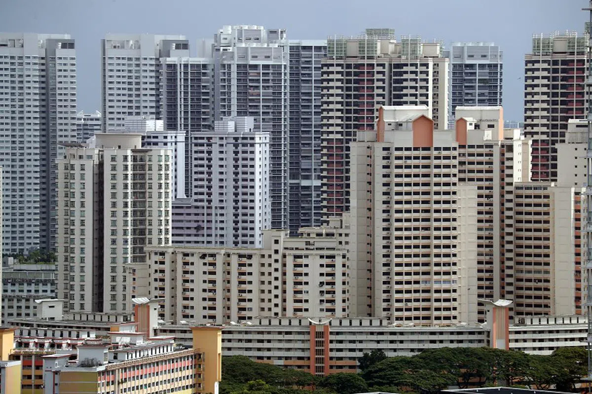  新加坡的政府组屋都建得密密麻麻，上下楼住户的窗口也挨得很近，大家的私人空间本来就不大。（联合早报） 