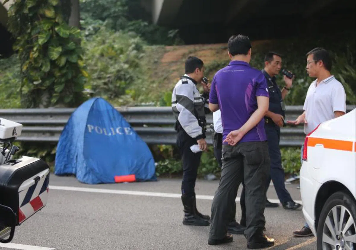   武吉知马高速公路（BKE）恐怖致命车祸，一群骑士因天黑快下雨，将电单车停在立交桥下穿雨衣，停不到两分钟，货车疑刹车器失灵，不知何故失控撞过来，疾冲40米，把九辆电单车铲飞，其中八名骑士首当其冲，酿成2死6伤的惨祸。车祸地点在朝往兀兰方向的BKE的兀兰立交桥下。（联合早报） 