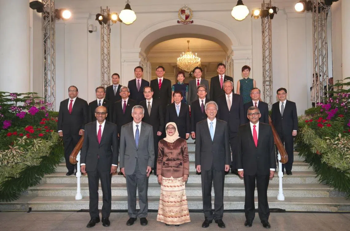 2017年9月14日，哈莉玛正式宣誓出任新加坡第八位总统后，与出席观礼的大法官梅达顺及内阁部长合影。前排左起是尚达曼、李显龙总理、张志贤。第二排左起是易华仁、维文医生、雅国博士、林勋强、许文远、林瑞生、黄永宏医生、颜金勇、王瑞杰。后排左起是李智陞、王乙康、陈振声、傅海燕、黄循财、黄志明和杨莉明。我国下一任总理，将在他们中诞生。（联合早报）