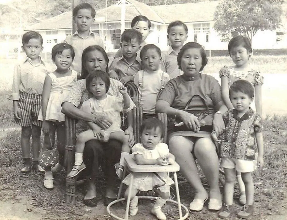  新年到！爱穿旗袍的祖母牵着我，和大祖母及孙子孙女合照。（作者提供） 