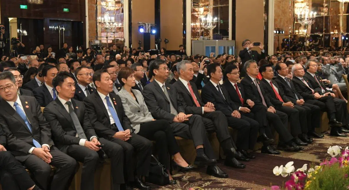  李显龙总理（前排左六）今早莅临瑞吉酒店（The St. Regis Singapore）现场聆听李克强演讲。（通商中国、ISEAS） 