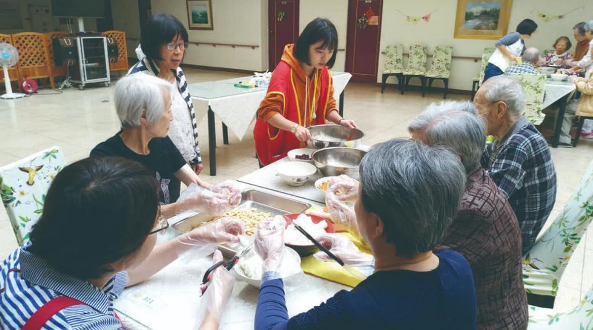 学生备料，长辈下厨，合作无间。（阳明老人公寓网站截图）