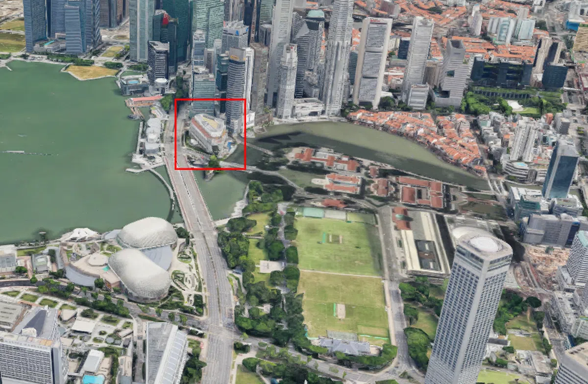  周边地带进行大量填海工程，物换星移后今天的富丽敦酒店（前身为浮尔顿大厦）再也不是海景第一排。（谷歌地图截图） 