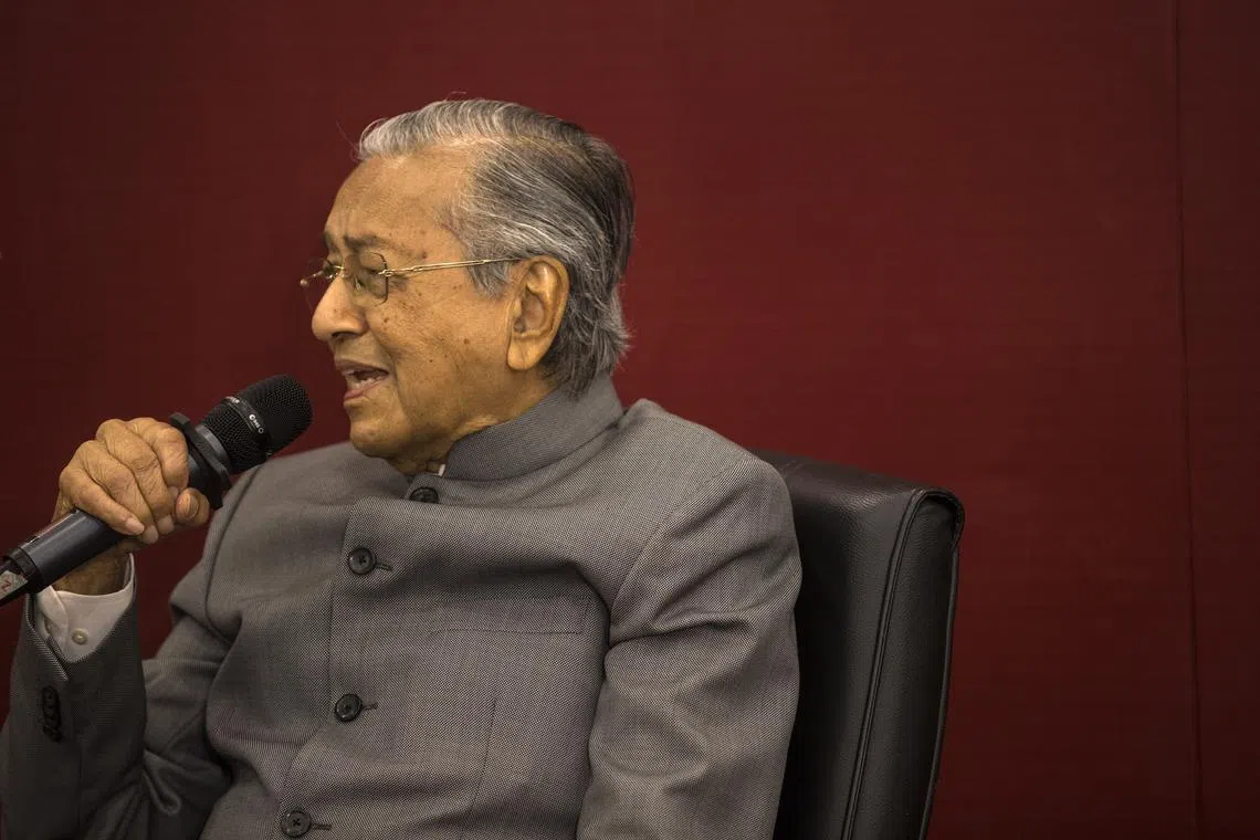 马哈迪再度语出惊人，呼吁马国当局“要回新加坡和白礁岛”。（Astro Awani）