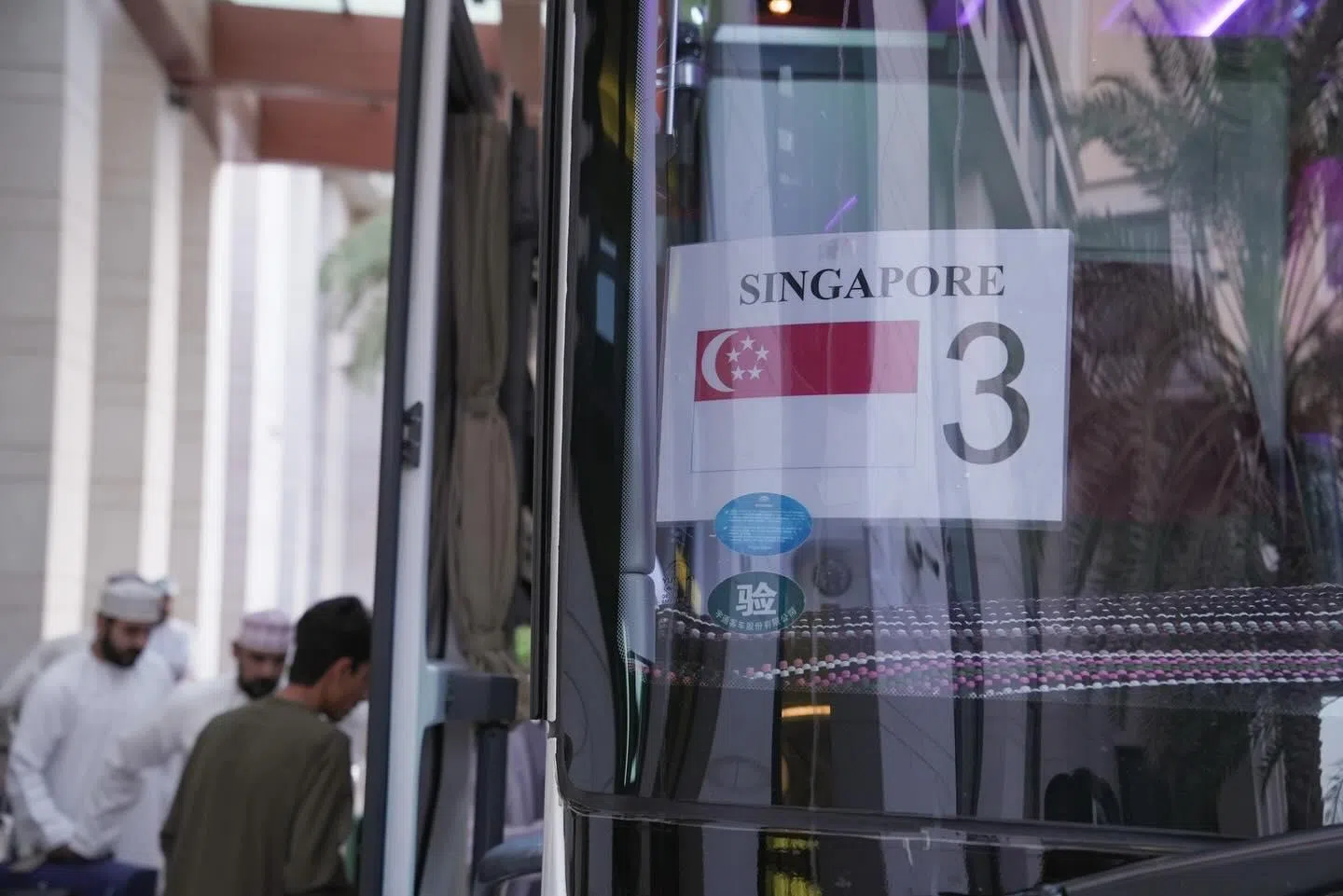 新加坡在中东用于撤侨的旅游大巴。