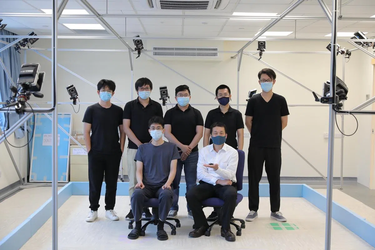 佐藤隆教授（前排右一）和他的研究团队。（海峡时报）