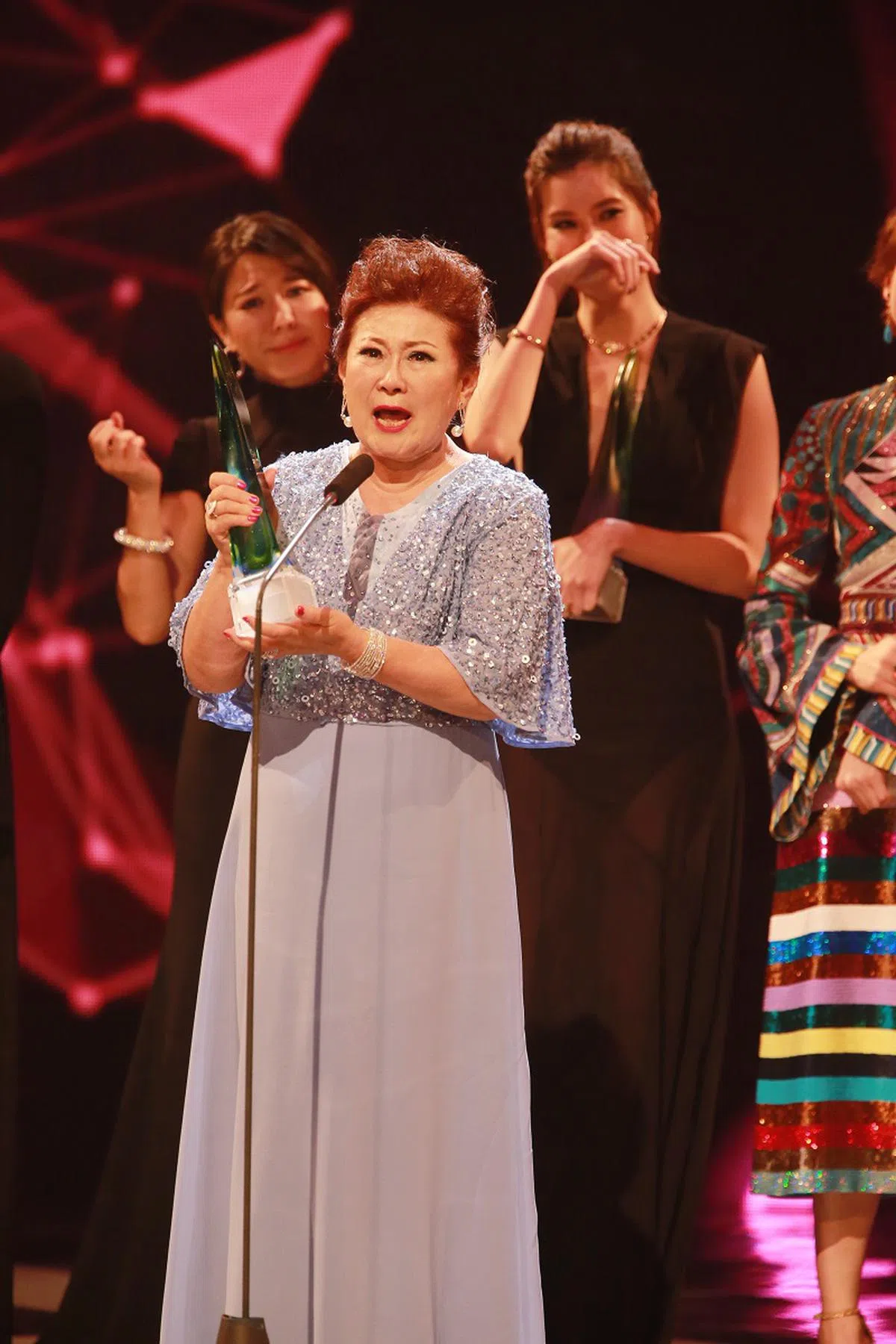  金银姬含泪哽咽发表得奖感言，引得台上其他获得“十大”的女艺人都纷纷落泪。（联合早报） 