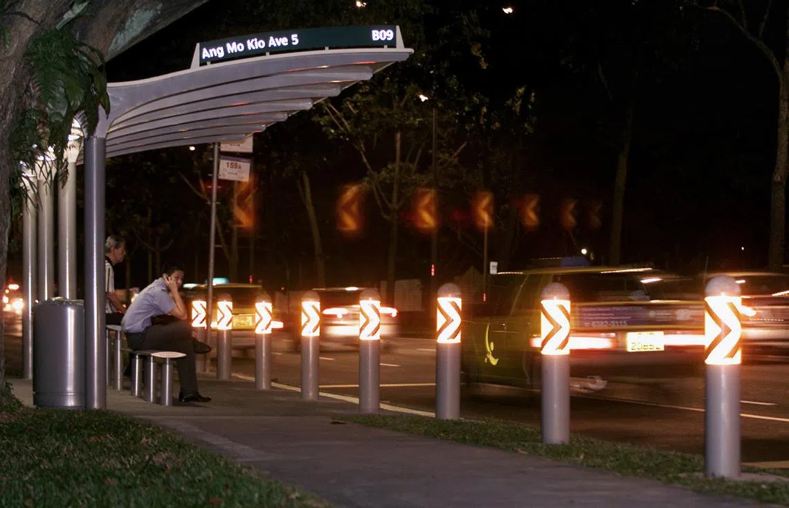 陆路交通管理局从1999年起，在巴士站前设置防撞柱，它们都贴上能反光的黄黑色荧光条纹，确保驾车者在夜里也能清楚看到巴士站。（联合早报）