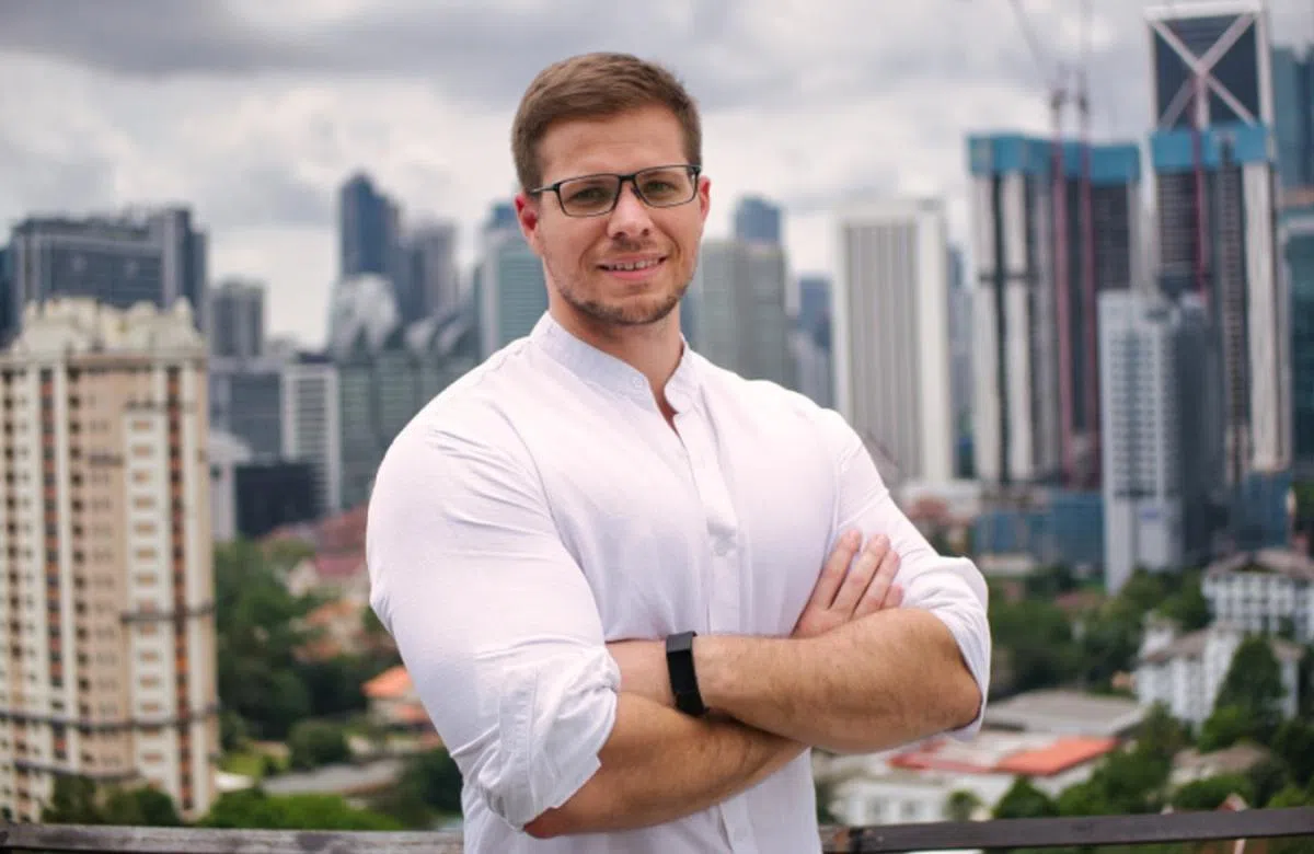 狮城生活费连年升高，让贝克尔决定接受减薪，从新加坡迁往吉隆坡发展。（贝克尔脸书）