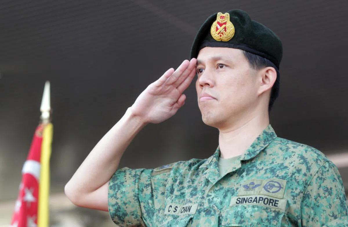   2011年3月25日，时任武装部队陆军总长陈振声少将正式卸任。陈振声是在2010年3月26日才出任陆军总长，随后在7月擢升为少将，2011年3月25日才刚上任满一年就交棒离职，比以往陆军总长的任期短了许多。（联合早报） 