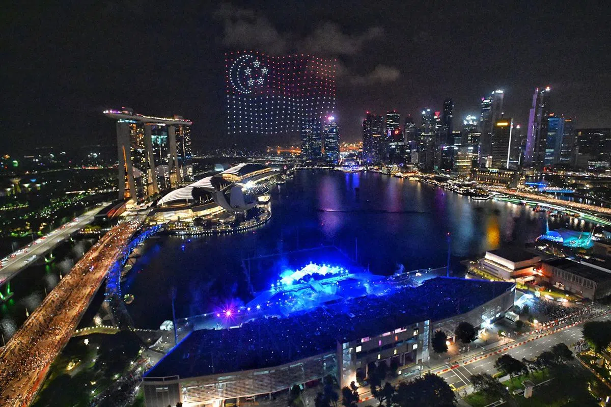 2022年12月31日晚上，几十万人挤到滨海南看新年倒数烟花。（海峡时报）