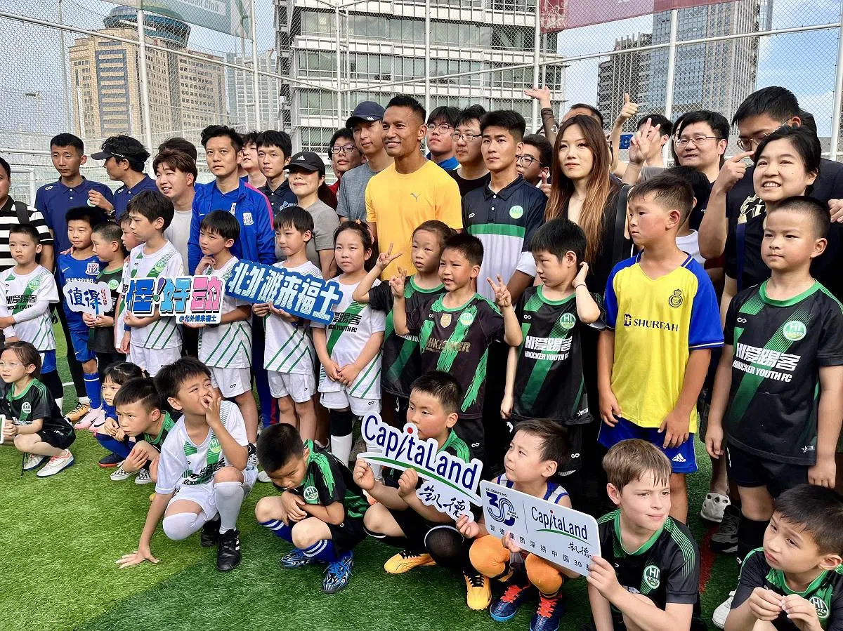 哈山在上海出席活动的第一天与Hi爱踢客的8岁小球员合照。（海峡时报）