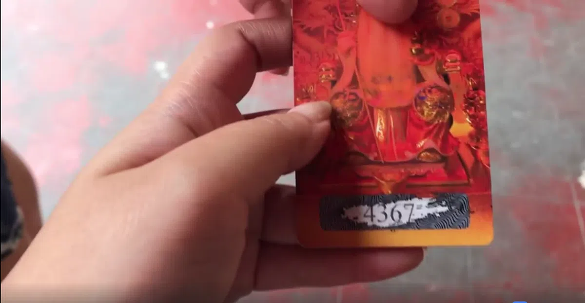  自动贩卖机里售卖的真字卡。要是真的开4367记得分红蚂蚁一份。（海峡时报） 