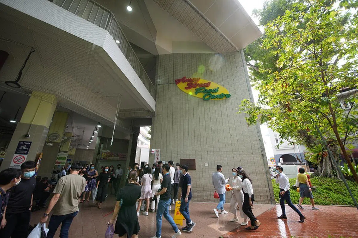 午餐时间人潮多，有摊贩担心电子付款会拖慢效率。图为厦门街街熟食中心。（联合早报）