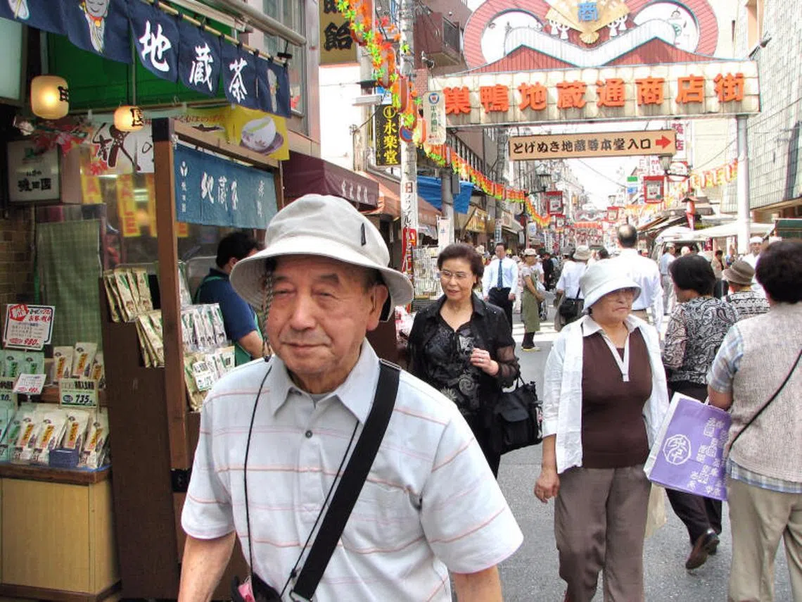日本东京的巢鸭商店街是日本老人喜欢聚集的场所，因此这里也成了一条著名的老人街。（联合早报）