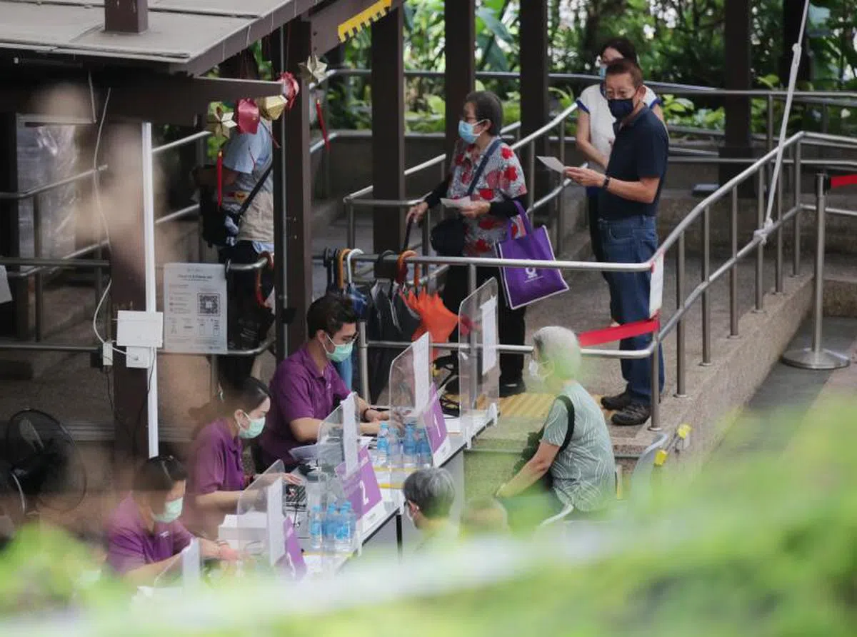 民众来到碧山民众俱乐部接种冠病疫苗追加剂。（海峡时报）