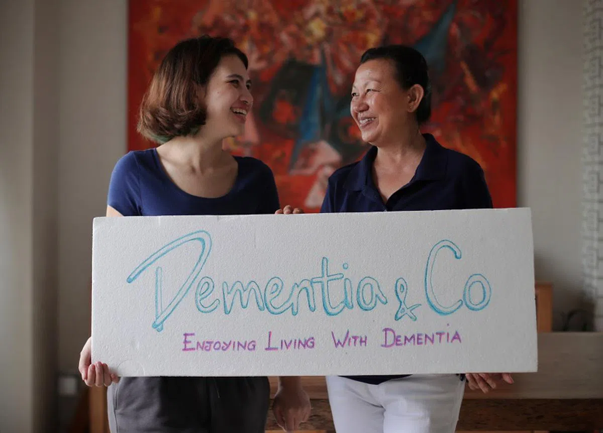 林淑连（右）和女儿在2016年设立非营利组织“Dementia & Co.”。（海峡时报）