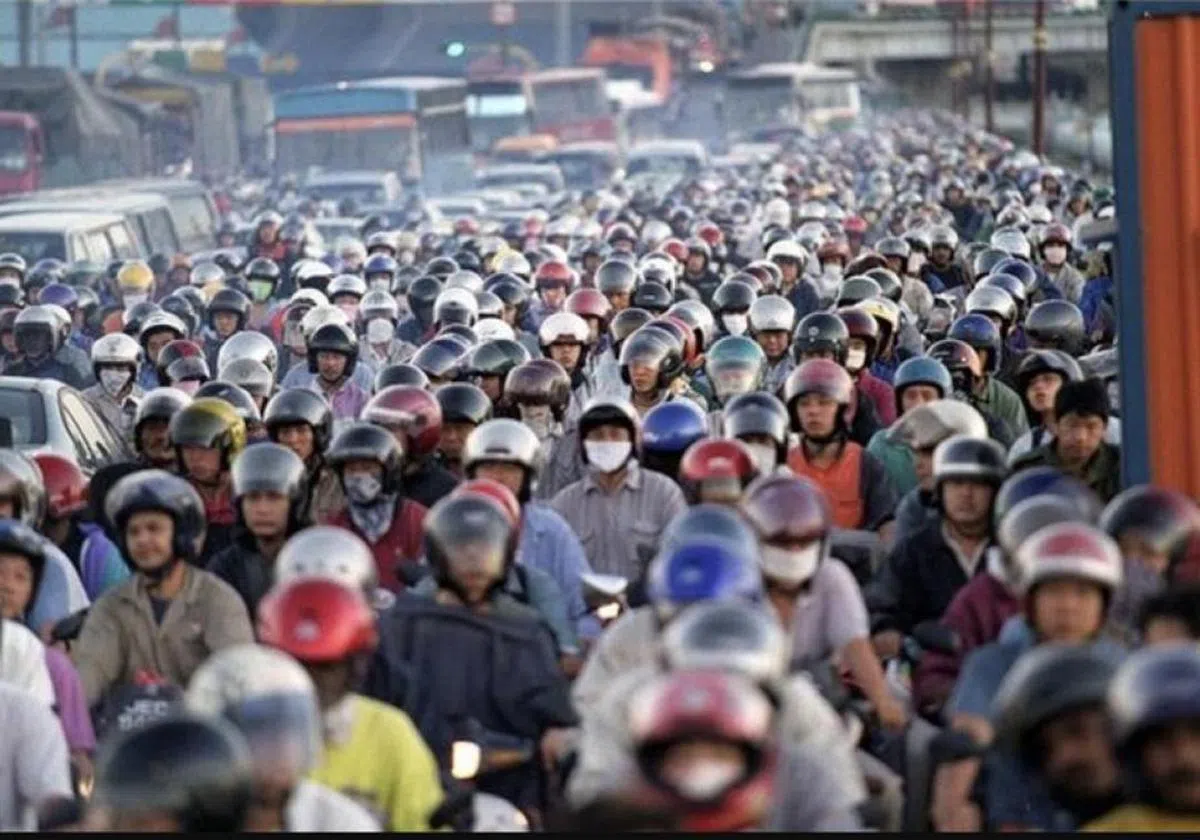  每天大约30万名马国客工前来新加坡工作，很多都是骑电单车过长堤。（互联网） 