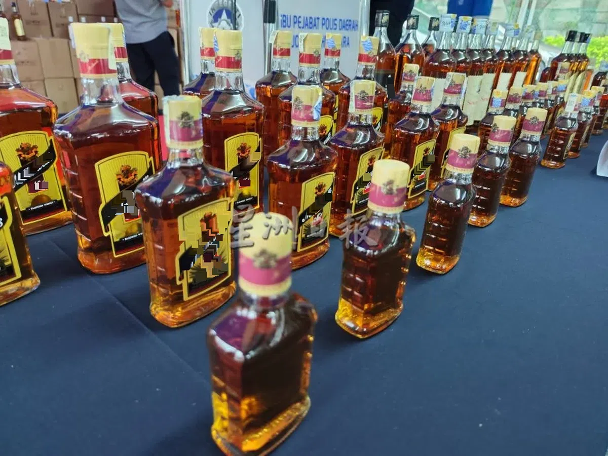 马国假酒市场泛滥。图为一批被当地警方取缔的假酒。（星洲日报）